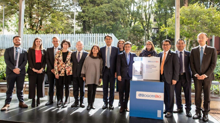 Firma acuerdo Bogotá y Sinovac para la construcción de la primera fábrica de vacunas