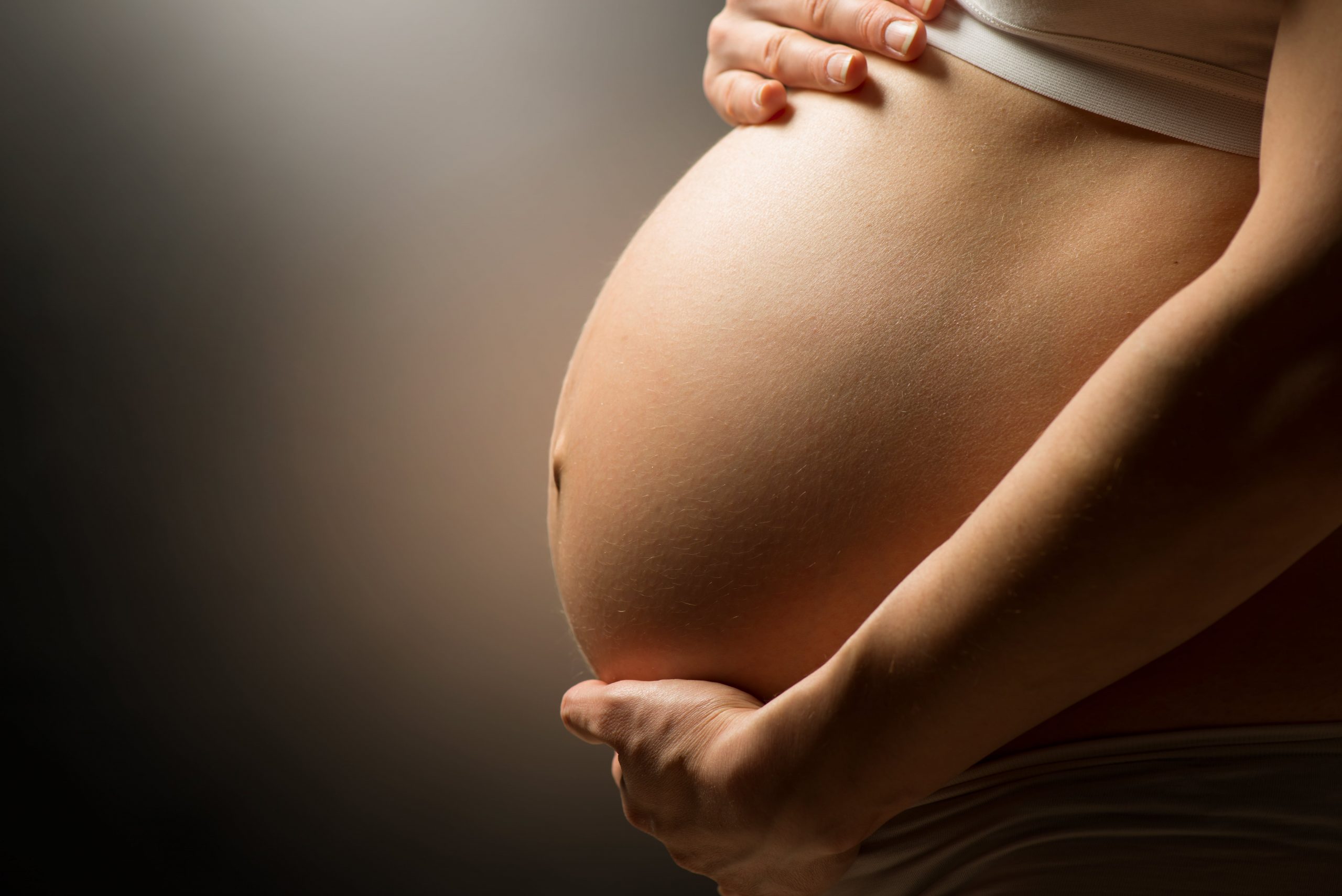 Embarazo antes de los 20 y después de los 35 años conlleva riesgos durante gestación y parto: INPer